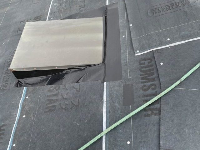 明石市のカバー工事における防水紙施工